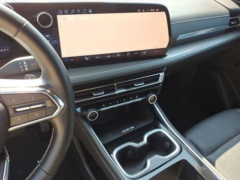 Used 2025 Chevrolet Traverse LT FWD image 30