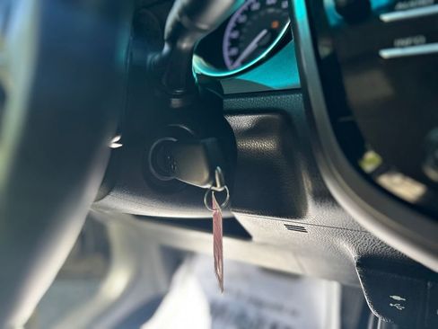 Used 2018 Toyota Camry SE FWD image 18