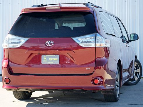 Used 2019 Toyota Sienna SE w/ Carpet Mat Package image 4