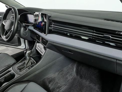 Certified 2025 Volkswagen Jetta SE FWD image 21