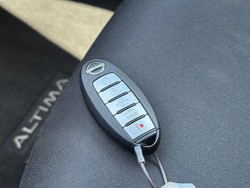 Used 2025 Nissan Altima 2.5 SV FWD image 21