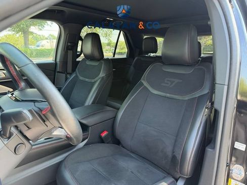 Used 2025 Ford Explorer ST AWD/4WD image 2