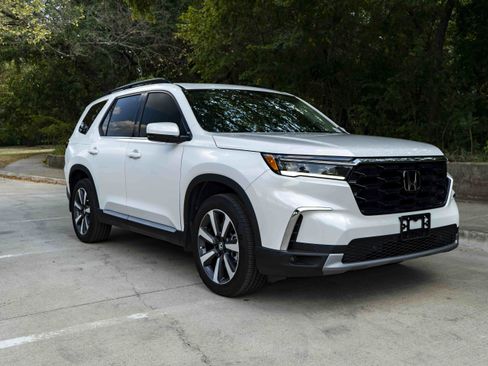 Used 2025 Honda Pilot Touring image 2