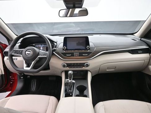 Used 2025 Nissan Altima 2.5 SV image 24