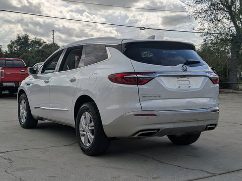Used 2020 Buick Enclave Essence image 2