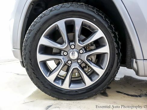 Used 2018 Jeep Grand Cherokee Overland image 12