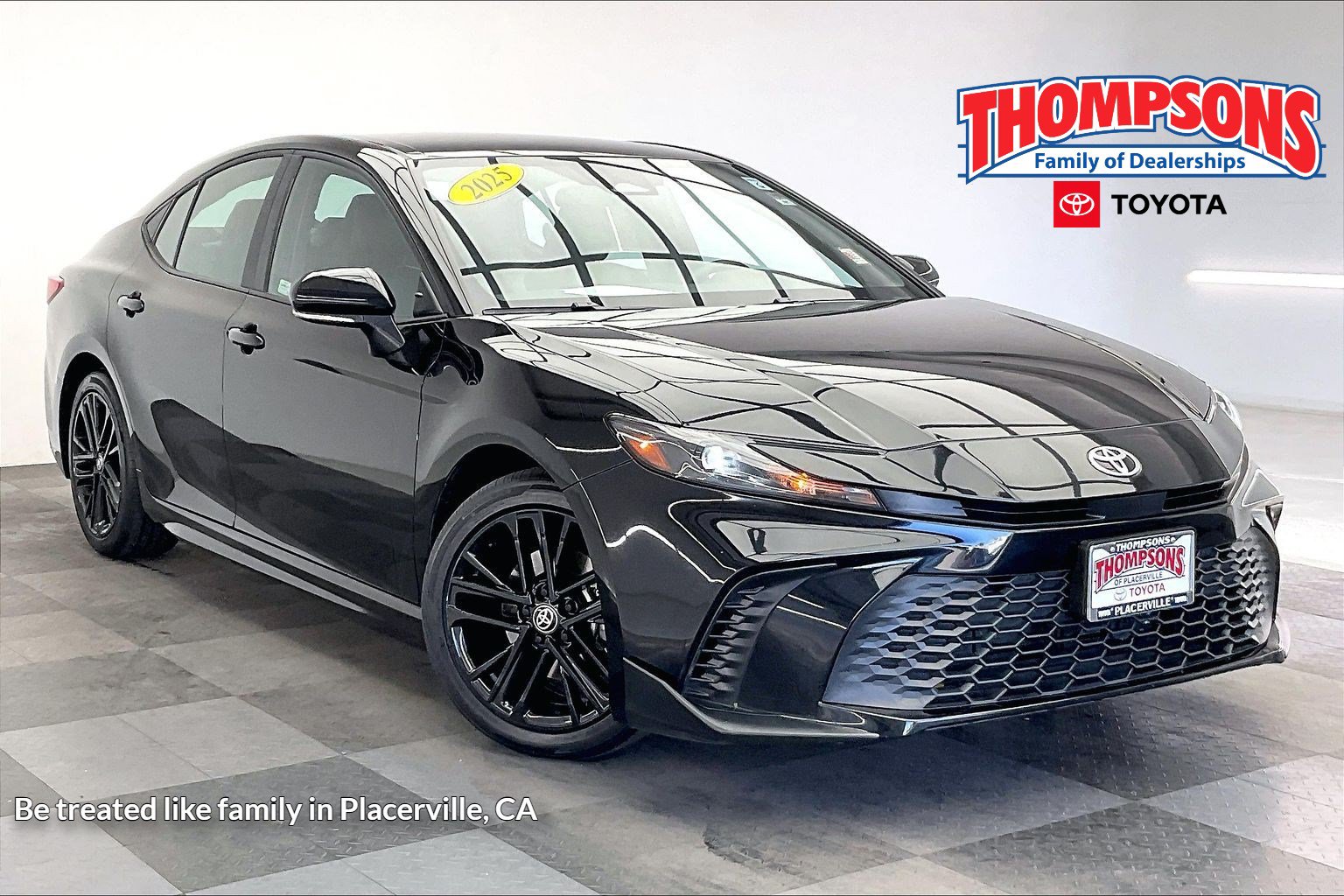 Used 2025 Toyota Camry SE FWD image 1