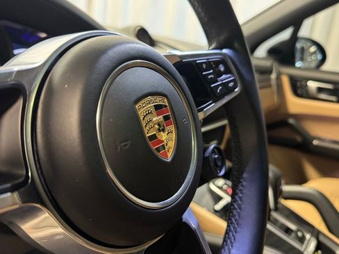 Certified 2023 Porsche Cayenne Platinum Edition image 6