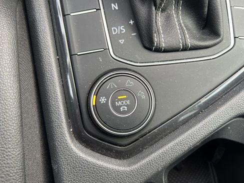 Used 2021 Volkswagen Tiguan SE image 23