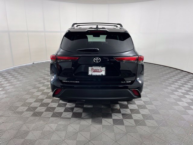 Used 2022 Toyota Highlander XLE AWD/4WD image 6