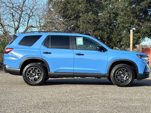 Used 2025 Honda Pilot TrailSport image 3