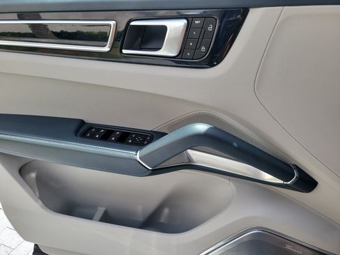Used 2022 Porsche Cayenne Turbo AWD/4WD image 15