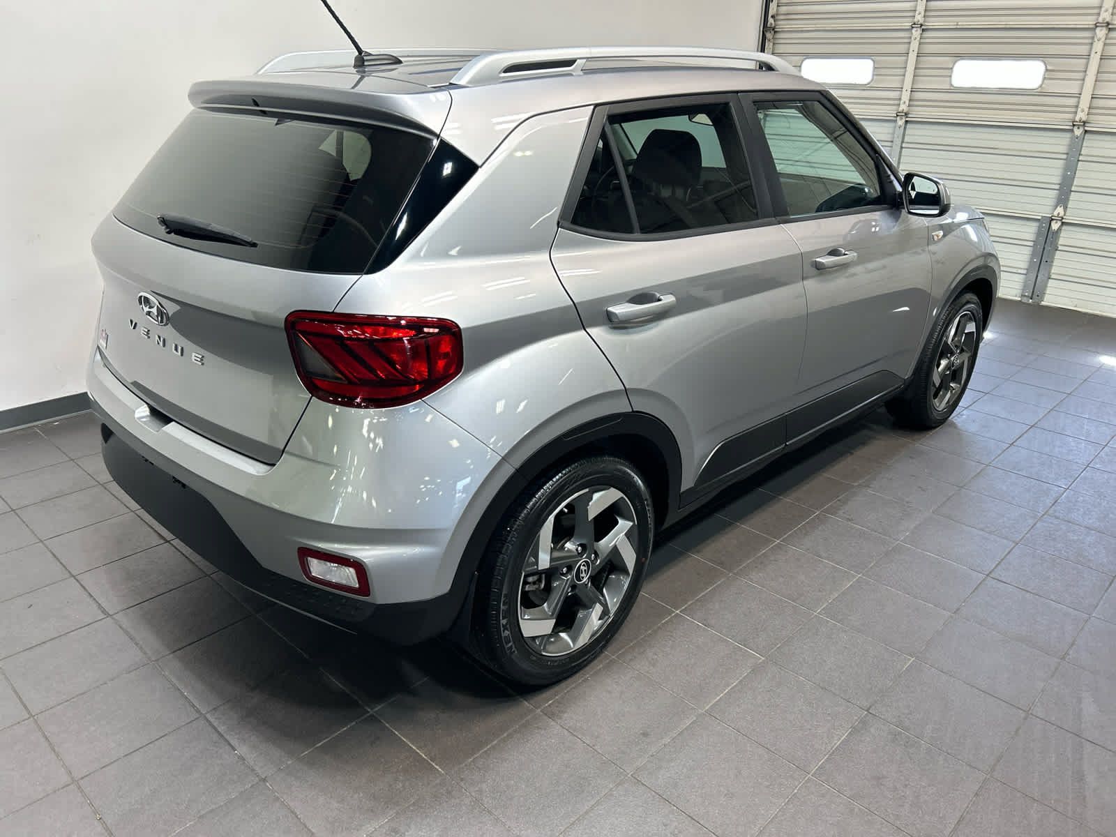 Used 2023 Hyundai Venue SEL FWD image 3