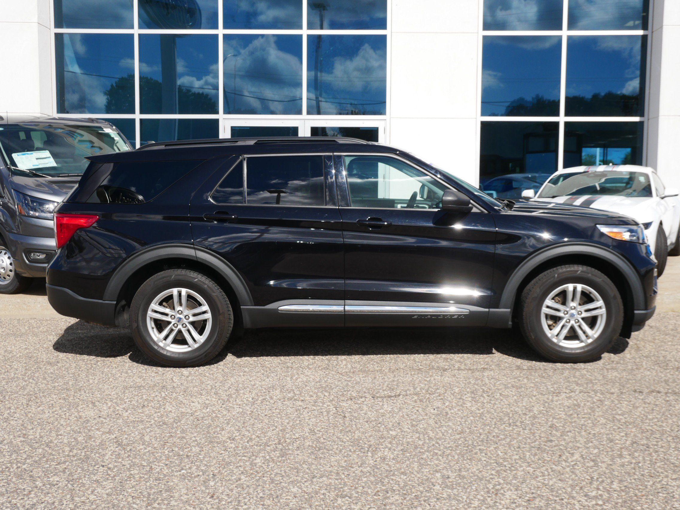 Used 2022 Ford Explorer XLT w/ Equipment Group 202A AWD/4WD image 2