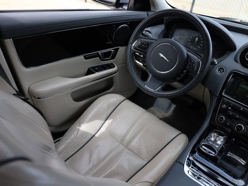 Used 2019 Jaguar XJ R-Sport image 25