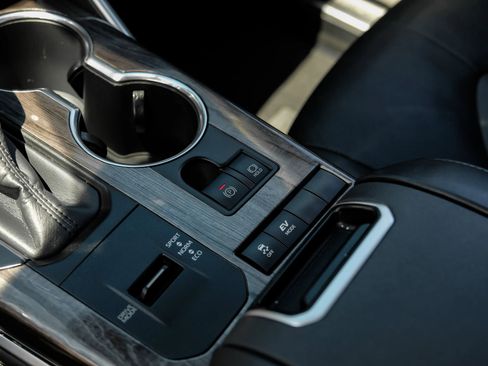 Used 2020 Toyota Highlander Limited FWD image 29