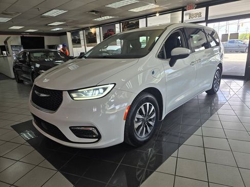 Used 2023 Chrysler Pacifica Touring-L FWD image 1
