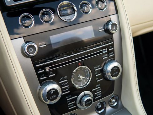 Used 2013 Aston Martin V8 Vantage Roadster RWD image 34