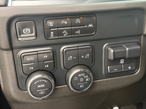 Used 2025 Chevrolet Suburban High Country image 23