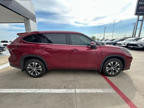 Used 2021 Toyota Highlander XLE FWD image 4