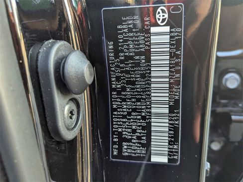 Used 2025 Toyota Corolla LE image 33