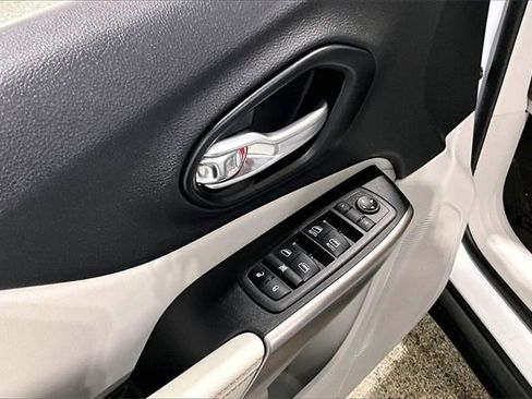 Used 2021 Jeep Cherokee Latitude Lux w/ Sun & Sound Group image 37