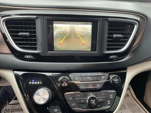Used 2019 Chrysler Pacifica Touring-L FWD image 21