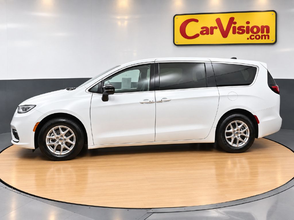 Used 2024 Chrysler Pacifica Touring-L FWD image 7