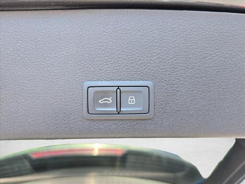 Used 2019 Audi e-tron Prestige w/ Prestige Package AWD/4WD image 13