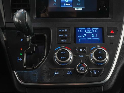 Used 2017 Toyota Sienna SE FWD image 20
