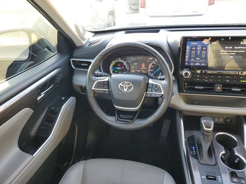 Used 2022 Toyota Highlander Platinum FWD image 13