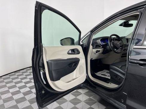 Used 2023 Chrysler Pacifica Touring-L FWD image 17