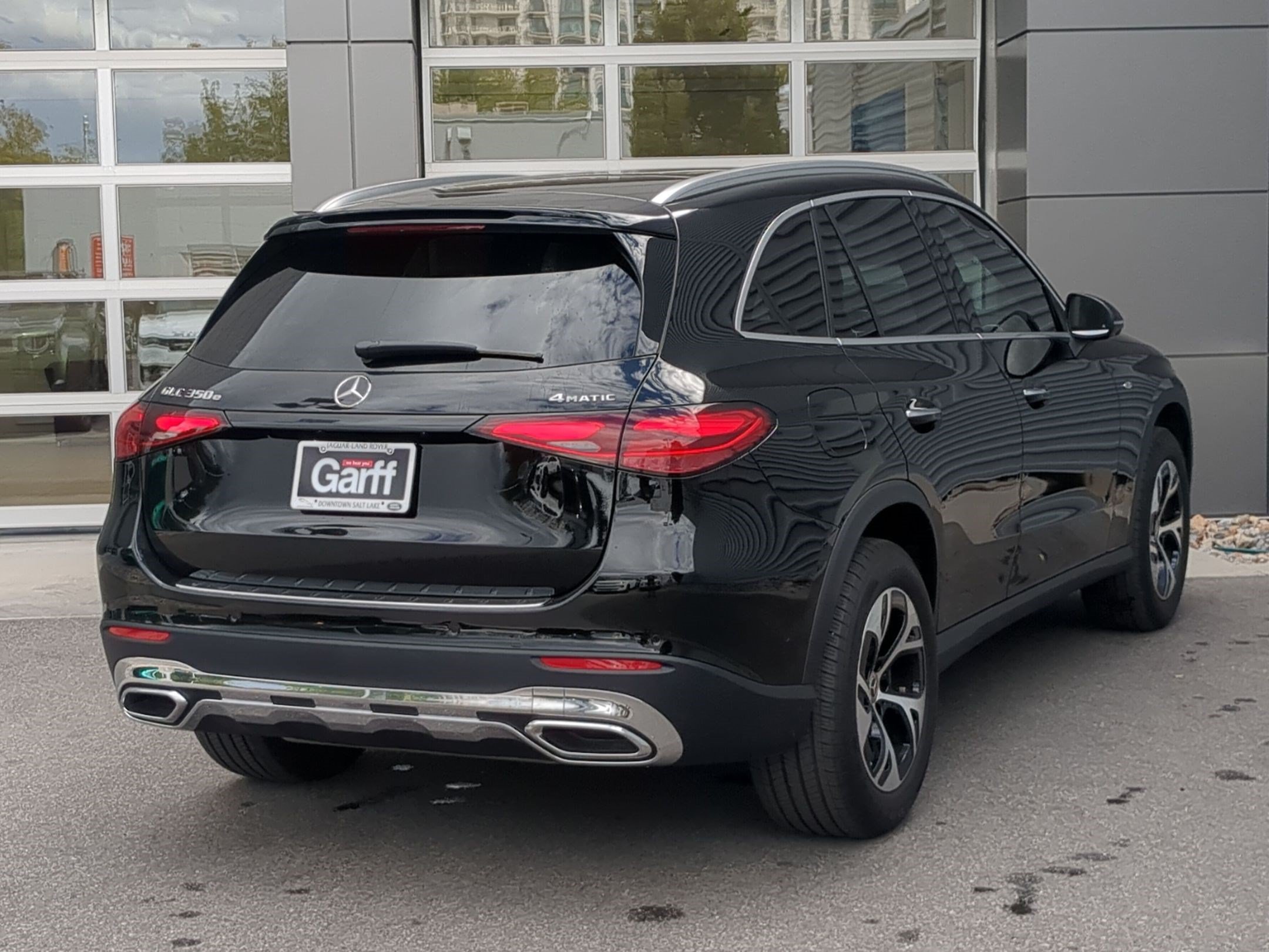 Used 2025 Mercedes-Benz GLC 350e 4MATIC image 5