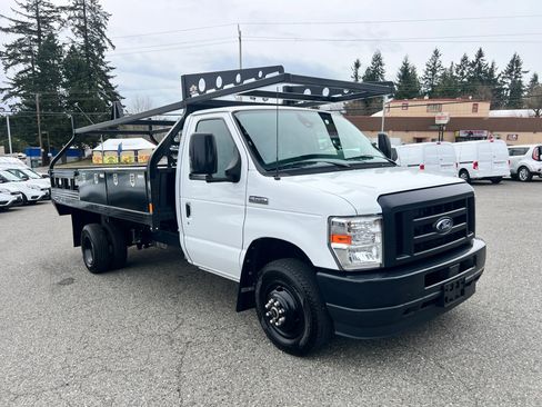 Used 2022 Ford E-450 and Econoline 450 Super Duty RWD image 3
