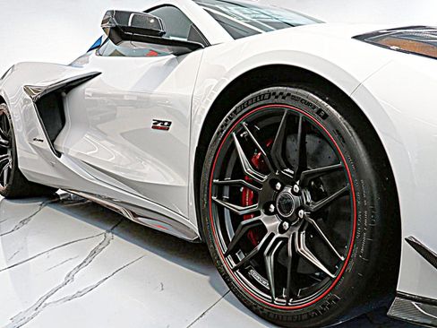 Used 2023 Chevrolet Corvette Z06 w/ Z07 Performance Package RWD image 17