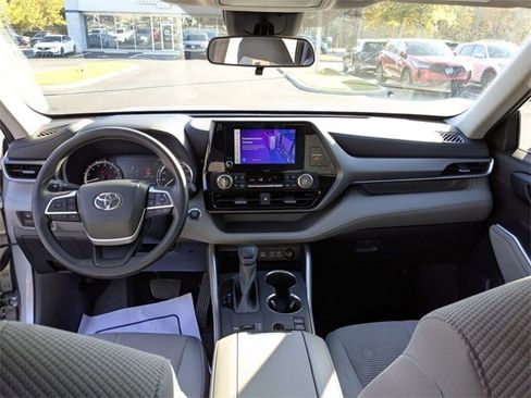 Used 2023 Toyota Highlander LE image 14