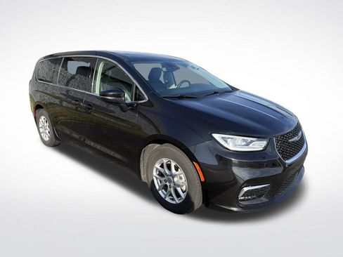Used 2023 Chrysler Pacifica Touring-L FWD image 3