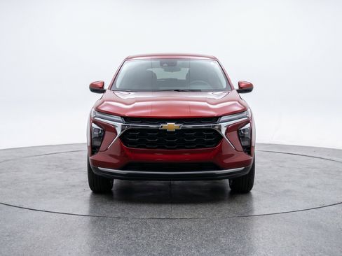 Used 2025 Chevrolet Trax LT FWD image 2