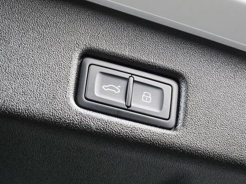 Used 2025 Audi Q5 Premium w/ Convenience Package image 28