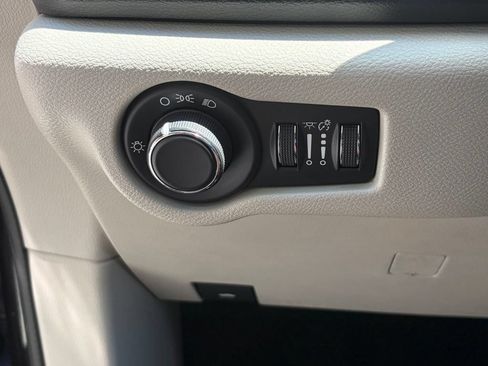 Used 2017 Chrysler Pacifica LX FWD image 23