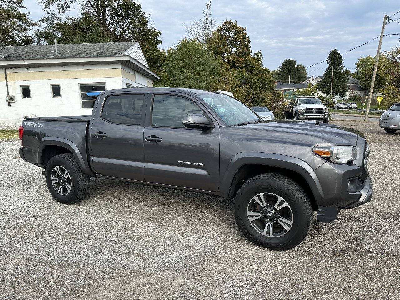 Used 2016 Toyota Tacoma TRD Sport w/ Towing Package AWD/4WD image 4