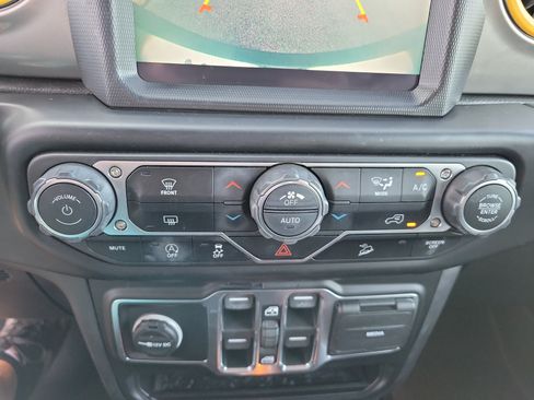Used 2020 Jeep Wrangler Unlimited Sahara AWD/4WD image 17