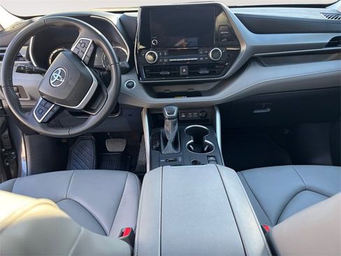 Used 2025 Toyota Highlander XLE image 10