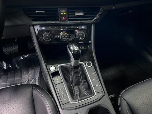 Certified 2024 Volkswagen Jetta SE FWD image 27