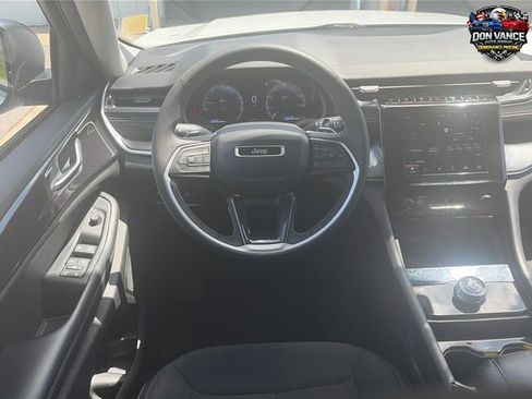 Certified 2023 Jeep Grand Cherokee Laredo AWD/4WD image 13