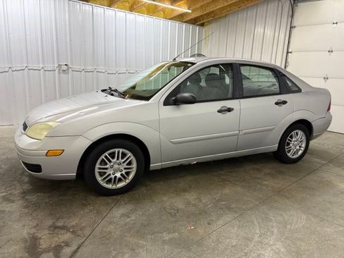 Used 2005 Ford Focus ZX4 Sedan FWD image 3