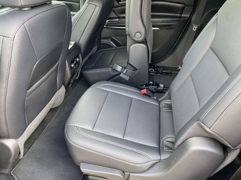 Used 2026 Chevrolet Traverse LT FWD image 14