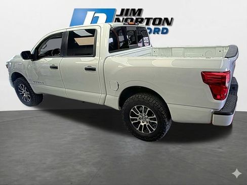 Used 2022 Nissan Titan SV image 4
