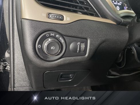 Used 2018 Jeep Cherokee Latitude w/ Safety Group AWD/4WD image 24