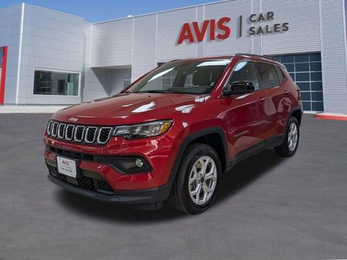 Used 2025 Jeep Compass Latitude w/ Sun & Sound Group AWD/4WD image 1